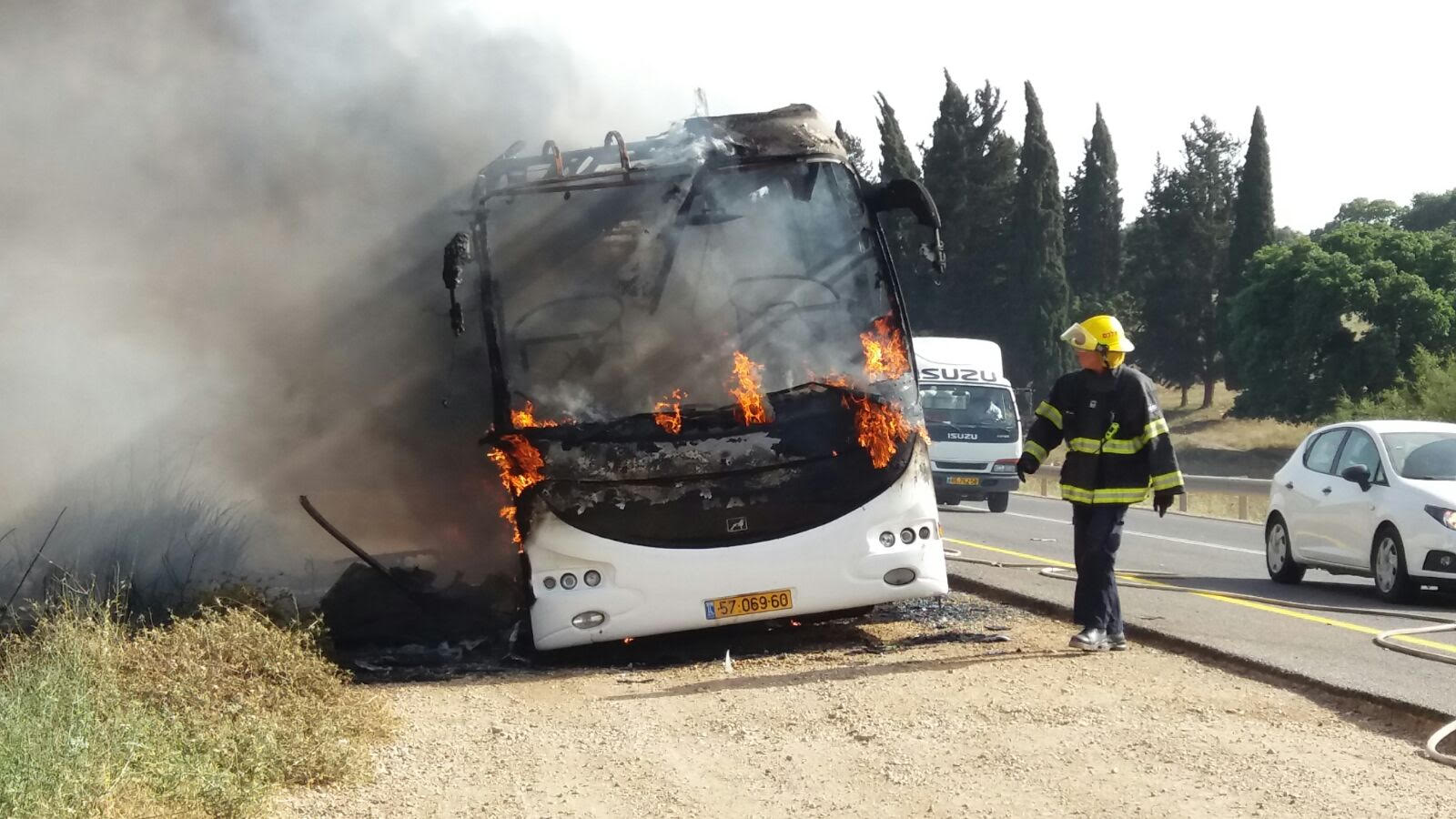 اندلاع حافلة ركاب عند مفترق هموفيل شمالي البلاد